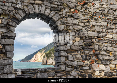 Sur la mer à partir d'une fenêtre en pierre d'une vieille ruine château mur à Portovenere, Ligurie, Italie. Banque D'Images