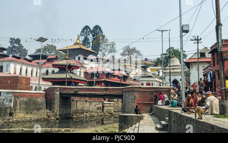 Katmandou, Népal - 15 Avril 2016 : la vie et activités le long de la rivière Bagmati au saint temple de Pashupatinath, Katmandou, Népal. Sri - Temp Pashupatinath Banque D'Images