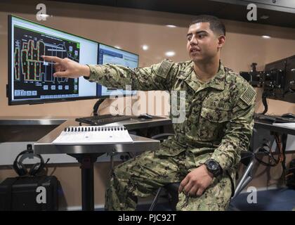 Plage, en Virginie (24 juillet 2018) - Dommage Controlman 2e classe Ruben Venegas, attribué à le porte-avions USS Gerald R. Ford (CVN 78), démontre l'Carrier-Advanced propose des systèmes de formation reconfigurable (C-ARTS) simulateur à la Cape Henry Associates (CHA) Bureau d'entreprise. C-Arts est un environnement d'apprentissage mobile utilisant la réalité virtuelle comme un mécanisme de formation pour simuler des scénarios de la vie réelle, l'appui à la réalisation de la Marine est prête, d'apprentissage pertinentes dans le cadre de l'initiative 2025 Marin. Banque D'Images