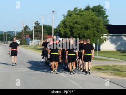 Les étudiants des cours de chef de base au Fort McCoy militaires Officer Academy à pied d'une zone à remplir la condition physique le 11 juillet 2018 formation, à Fort McCoy, Wisconsin le NCO Academy a été activé à Fort McCoy en 1988. L'académie est l'une des plus grandes organisations de locataires à Fort McCoy offrant la formation en établissement avec plus de 1 800 élèves qui fréquentent chaque année pour le personnel combattant les militaires et les cours d'officier chef de base bien sûr. Banque D'Images