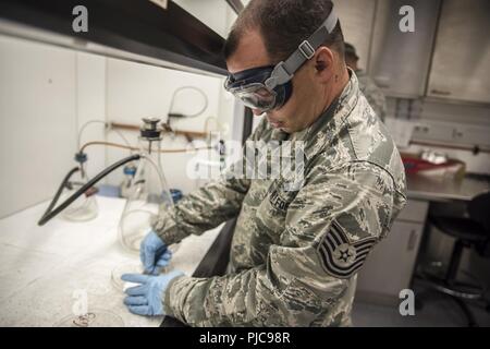 Tech. Le sergent Christopher Cooper, 188ème escadron de préparation logistique fossiles teste un échantillon d'un pipeline de carburant de l'OTAN, le 16 juillet 2018, à la base aérienne de Ramstein, en Allemagne. Le pipeline est partie de l'Europe centrale et du système de pipeline est le plus grand pipeline de l'OTAN en Europe. Banque D'Images