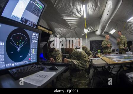 BASE COMMUNE de Pearl Harbor, Hawaï (HICKAM Juillet 24, 2018) Des soldats du 94e de l'air de l'armée et de défense antimissile Patriot, démontées de la commande centrale de la coordination de l'information (D-pic) exécuter une simulation d'engagement à l'appui de l'Armée américaine du Pacifique Groupe de travail Multi-Domain Programme, pour démontrer la capacité de détecter, et de défendre l'air et menaces de missiles balistiques sur l'Île Ford, New York dans le cadre de l'exercice Rim of the Pacific (RIMPAC), le 24 juillet. Vingt-cinq nations, 46 navires, 5 sous-marins, environ 200 avions et 25 000 personnes participent à l'EXERCICE RIMPAC du 27 juin au 2 août et en un Banque D'Images