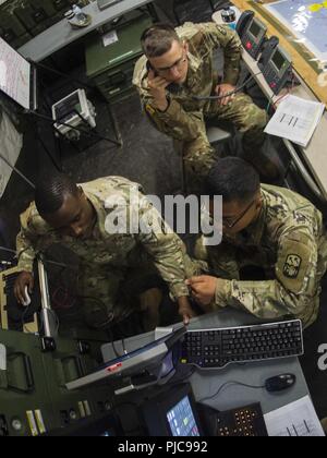 BASE COMMUNE de Pearl Harbor, Hawaï (HICKAM Juillet 24, 2018) Des soldats du 94e de l'air de l'armée et de défense antimissile Patriot, démontées de la commande centrale de la coordination de l'information (D-pic) exécuter une simulation d'engagement à l'appui de l'Armée américaine du Pacifique Groupe de travail Multi-Domain Programme, pour démontrer la capacité de détecter, et de défendre l'air et menaces de missiles balistiques sur l'Île Ford, New York dans le cadre de l'exercice Rim of the Pacific (RIMPAC), le 24 juillet. Vingt-cinq nations, 46 navires, 5 sous-marins, environ 200 avions et 25 000 personnes participent à l'EXERCICE RIMPAC du 27 juin au 2 août et en Banque D'Images