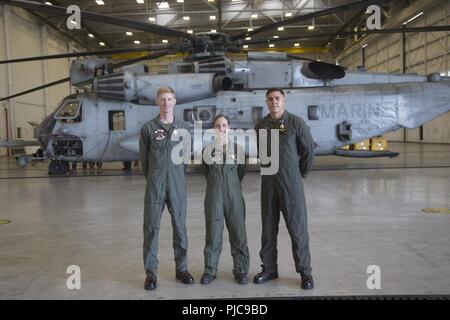 Le Capitaine Ryan J. Boyer (à gauche), le capitaine A. Molly O'Malley (centre), et le Sgt. Garrett D. Mills (à droite) de l'Escadron d'hélicoptères lourds Marine (HMH) 462 avions Marine Group (MAG) 16, 3e escadre aérienne de la Marine (MAW) sont attribuées la Médaille de l'air Marine Corps Air Station Miramar, Californie, le 24 juillet. Le général Kevin M. IIams, 3e commandant général MAW, présente les Marines la médaille pour leurs vaillants efforts immédiats et à assurer la sécurité de leurs passagers après leur avion a pris feu pendant les opérations de ravitaillement au large de la côte d'Okinawa, au Japon, le 11 octobre 2017. (Marine Corps Banque D'Images