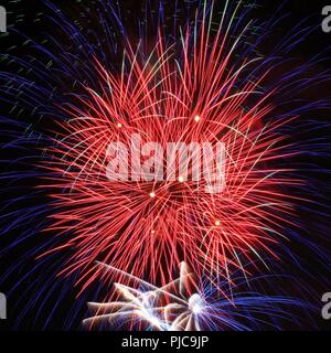 Peinture d'artifice le ciel au dessus de la base de la formation de forces interarmées, Los Alamitos, Californie, le 4 juillet 2018. Les partenaires d'installation avec les communautés locales pour présenter le 4 juillet annuel de la communauté d'artifice spectaculaire. Les presque 5 heures et les fournisseurs recommandés affiche militaire, des représentations musicales, et a abouti à un spectacle de 25 minutes de jeu de la musique patriotique. Banque D'Images