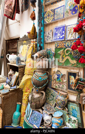 République islamique d'Iran. Isfahan. Objets à collectionner à vendre au marché local. Banque D'Images