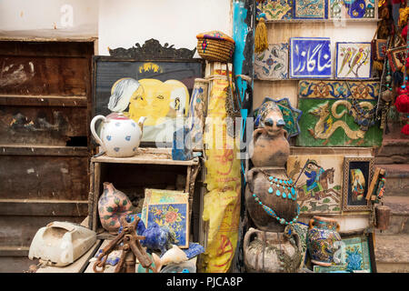 République islamique d'Iran. Isfahan. Objets à collectionner à vendre au marché local. Banque D'Images