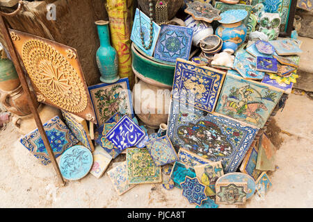 République islamique d'Iran. Isfahan. Objets à collectionner à vendre au marché local. Banque D'Images