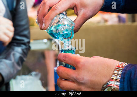 République islamique d'Iran. Isfahan. Le Grand Bazar, Bazar Bozorg, Qeysarriyeh Bazar) parfum store. Banque D'Images