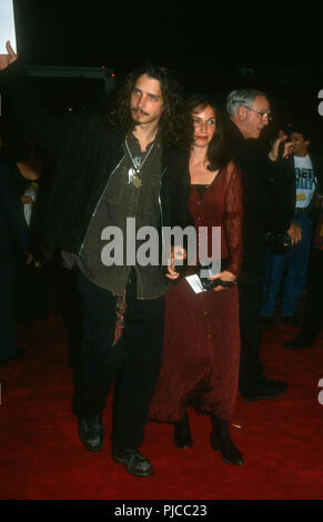 HOLLYWOOD, CA - le 10 septembre : Musicien/chanteur Chris Cornell assiste à la Warner Bros Pictures' 'Singles' Premiere le 10 septembre 1992 lors du Mann's Chinese Theatre à Hollywood, Californie. Photo de Barry King/Alamy Stock Photo Banque D'Images