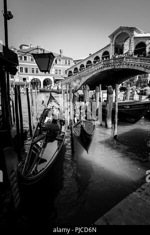 Deux gondoles étant prêt pour un tour sur le Grand Canal à Venise, tandis que les touristes regardant la scène du Pont du Rialto, dans l'arrière-plan Banque D'Images