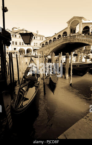 Deux gondoles étant prêt pour un tour sur le Grand Canal à Venise, tandis que les touristes regardant la scène du Pont du Rialto, dans l'arrière-plan Banque D'Images