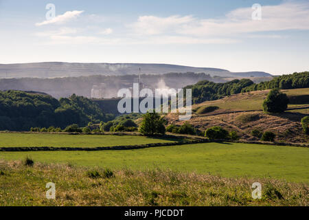 La poussière s'élève de carrière de calcaire Tunstead travaille près de Buxton, dans le Derbyshire Peak District. Banque D'Images