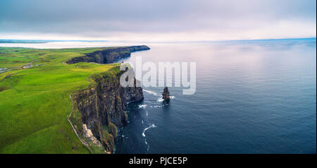 Panorama de l'antenne de la pittoresque des falaises de Moher en Irlande Banque D'Images