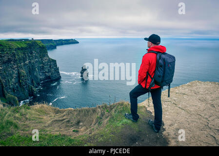 Jeune randonneur debout à la falaises de Moher Banque D'Images