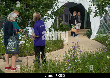 Les gens sur le point d'entrer dans laboratoire vivant d'être accueilli et donné notice par bénévoles à l'entrée - RHS Flower Show de Chatsworth, Derbyshire, Angleterre, RU Banque D'Images