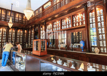 Farmacia Taquechel, restauré l'intérieur pharmacie sur Calle Obispo, Habana Vieja, La Havane, Cuba Banque D'Images