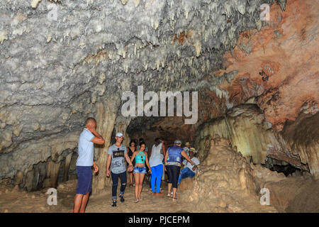 Gens en tournée de Cuevas Bellamar Caves, 1.5Km grotte système et attraction touristique près de Matanzas, Cuba Banque D'Images