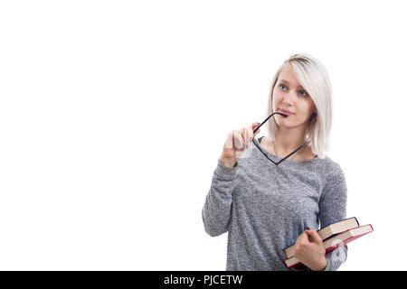 Smart girl holding books dans une main et des lunettes dans un autre. Étudiant la pensée isolé sur fond blanc. Banque D'Images