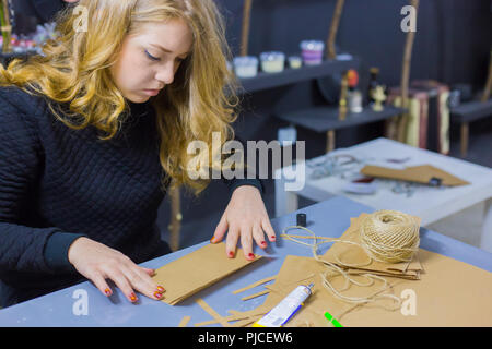 Décorateur professionnel femme travaillant avec le papier kraft Banque D'Images