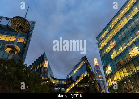 Photo de nuit, illuminé les immeubles de bureaux et le Fragment contre Stormy Sky City à Londres, London UK Plus Banque D'Images