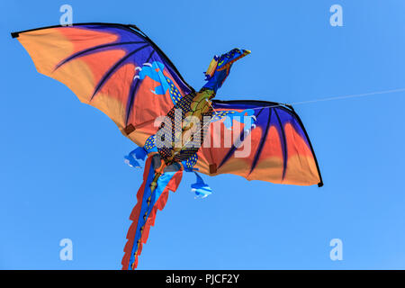 Un cerf-volant en forme de dragon contre ciel bleu profond Banque D'Images