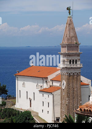 Vue de la ville de l'Istrie slovène de Piran sur la côte Adriatique avec église Banque D'Images