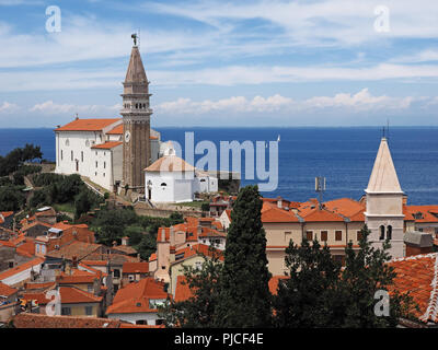 Vue de la ville de l'Istrie slovène de Piran sur la côte Adriatique avec église Banque D'Images