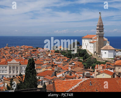 Vue de la ville de l'Istrie slovène de Piran sur la côte Adriatique avec église Banque D'Images