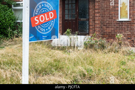 Vendu signe extérieur bungalow en Angleterre du Nord-Est. UK Banque D'Images