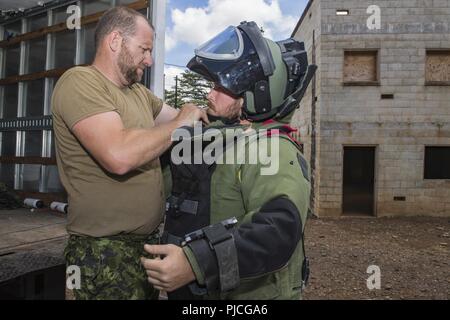 SCHOFIELD BARRACKS, Missouri (20 juillet 2018) Le Matelot Murray Rankin (à droite), un plongeur, aide le Matelot Tchad Downey (gauche) dans un costume doning bombe dans le cadre d'un engin explosif improvisé (IED) contre-mesure scénario durant l'exercice Rim of the Pacific (RIMPAC), le 20 juillet. Vingt-cinq nations, 46 navires, 5 sous-marins, environ 200 avions et 25 000 personnes participent à l'EXERCICE RIMPAC du 27 juin au 2 août dans et autour des îles Hawaï et la Californie du Sud. Le plus grand exercice maritime international RIMPAC, fournit une formation unique opportunit Banque D'Images