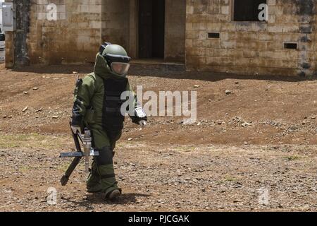 Matelot de la Marine royale du Tchad Downey, un plongeur-démineur affecté à l'Unité de plongée de la Flotte (Atlantique), inspecte une simulation d'engins explosifs improvisés (IED) au cours de l'exercice Rim of the Pacific (RIMPAC) à Schofield Barracks, Missouri, le 20 juillet 2018. Vingt-cinq nations, 46 navires, 5 sous-marins, et d'environ 200 avions et 25 000 personnes participent à l'EXERCICE RIMPAC du 27 juin au 2 août dans et autour des îles Hawaï et la Californie du Sud. Le plus grand exercice maritime international RIMPAC, fournit une formation unique tout en favorisant la coopération et le soutien Banque D'Images