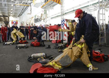 Océan Atlantique (17 juillet 2018) Les marins se font concurrence dans un cas lors d'un du contrôle des avaries à bord du porte-avions de classe Nimitz USS Harry S. Truman (CVN 75). Harry S. Truman est actuellement déployé dans le cadre d'une rotation des forces américaines soutenant les opérations de sécurité maritime dans les eaux internationales dans le monde entier. Banque D'Images