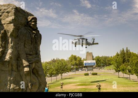 SACRAMENTO en Californie, (19 juillet 2018) Un MH-60R Sea Hawk affecté à l'hélicoptère de scorpions et grève Maritime Squadron (HSM) 49 décolle à partir des terrains de la California State Fair durant la Semaine de la Marine de Sacramento, le 19 juillet 2018. Le Bureau de la marine de l'approche communautaire utilise le programme de la Semaine de la Marine d'apporter de l'équipement, marins et affiche à environ 14 villes américaines chaque année pour une semaine de calendrier des missions de sensibilisation conçu pour les Américains à l'expérience de première main comment l'US Navy est la Marine la nation a besoin. Banque D'Images