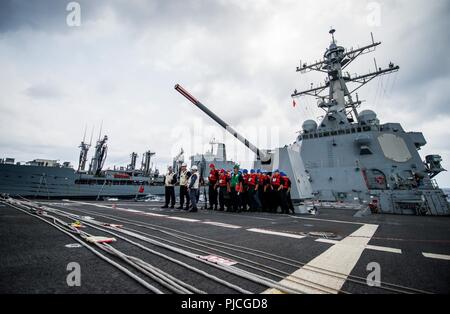 Océan Pacifique (Juillet 20, 2018) - stand de marins en formation comme les missiles USS Dewey (DDG 105) voiles aux côtés de la reconstitution de la flotte oiler USNS Henry J. Kaiser (T-AO 187) pour un connecté reconstitution. Dewey est en cours aux États-Unis de la flotte de 3ème zone d'opérations. Banque D'Images