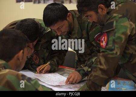 Kaboul, Afghanistan (16 juillet 2018) -- Complot Commandos grilles de supervision dans le cadre d'une classe avant de passer à la simulation d'un environnement réel à mettre ces connaissances en pratique près de Kaboul, Afghanistan, le 16 juillet 2018. Affecté à la population afghane du commandement des opérations spéciales (ANASOC Hamahangee Tacktikee) Hawa (HTH), Commandos aiguisé leurs compétences au cours de la classe d'une semaine axé sur la navigation terrestre et de la coordination. (L'OTAN Banque D'Images