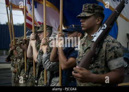 Les membres de se préparer à mars lors de la 74e parade le jour de la libération, le 21 juillet 2018 à Guam. Le color guard mixte représente toutes les branches des forces armées servant dans l'île. La 3e Division de Marines a joué un rôle déterminant dans la libération de l'île durant la Seconde Guerre mondiale. Banque D'Images