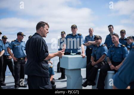 SAN DIEGO (20 juillet 2018) l'équipage du Marine royale du navire de défense côtière NCSM Yellowknife (MM 706) assister à un appel mains libres au cours de l'exercice Rim of the Pacific (RIMPAC), le 20 juillet. Vingt-cinq nations, 46 navires, 5 sous-marins, et plus de 200 avions et 25 000 personnes participent à l'EXERCICE RIMPAC du 27 juin au 2 août dans et autour des îles Hawaï et la Californie du Sud. Le plus grand exercice maritime international RIMPAC, fournit une formation unique alors que la promotion et le soutien de relations de coopération entre les participants essentiels à la fas Banque D'Images