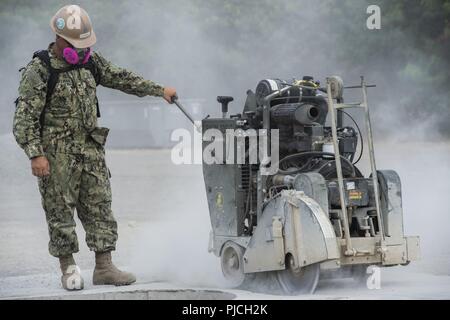 Zone d'entraînement du corps des marines des soufflets, Hawaii (21 juillet 2018) Builder 1re classe Michael Hartman, affectés à la construction navale (bataillon Mobile NMCB) 3 coupes, une section de béton pendant une réparation des dommages de l'aérodrome se tiendra au cours de l'exercice Rim of the Pacific (RIMPAC). NMCB 3, 18 et 22 ont participé à un exercice conjoint avec l'armée 561 e compagnie du génie, ingénieur, 130e Brigade, 84e bataillon du génie au cours de l'EXERCICE RIMPAC 21 Juillet. Vingt-cinq nations, 46 navires, 5 sous-marins, et d'environ 200 avions et 25 000 personnes participent à l'EXERCICE RIMPAC du 27 juin au 2 août dans et autour de l'H Banque D'Images