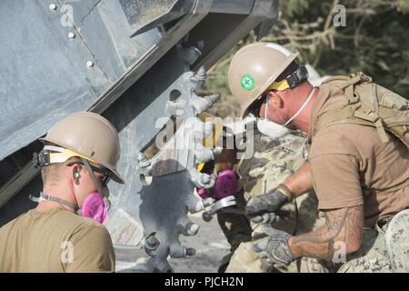 Zone d'entraînement du corps des marines des soufflets, Hawaii (21 juillet 2018) métallurgiste 1re classe Dustin Breeze, affectés à la construction navale (bataillon Mobile NMCB) 22, s'occupe de l'entretien d'une scie béton attaché à une mini-lors d'une réparation des dommages de l'aérodrome se tiendra au cours de l'exercice Rim of the Pacific (RIMPAC). NMCB 3, 18 et 22 ont participé à un exercice conjoint avec l'armée 561 e compagnie du génie, ingénieur, 130e Brigade, 84e bataillon du génie au cours de l'EXERCICE RIMPAC 21 Juillet. Vingt-cinq nations, 46 navires, 5 sous-marins, et d'environ 200 avions et 25 000 personnes participent à l'EXERCICE RIMPAC f Banque D'Images