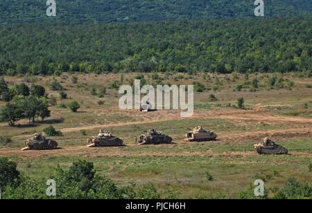 Véhicule de combat Bradley six équipages, affecté à la Compagnie Alpha, 2e Bataillon, 5e régiment de cavalerie, 1st Armored Brigade Combat Team, 1re Division de cavalerie, attendre leur rotation Tir Tir au cours d'une zone d'entraînement à Novo Selo, Bulgarie, le 19 juillet 2018. La société est en poste en Bulgarie à l'appui de la résolution de l'Atlantique, un exercice d'entraînement durables entre l'OTAN et des Forces américaines. Banque D'Images