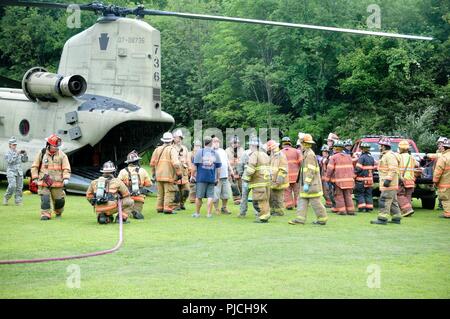 Des soldats américains de la 28e de l'aviation de combat expéditionnaire fournissent une analyse après action par un hélicoptère CH-47 Chinook de premiers intervenants civils de Dauphin et les comtés de Schuylkill à Wiconisco, PA, le 21 juillet 2018. Banque D'Images