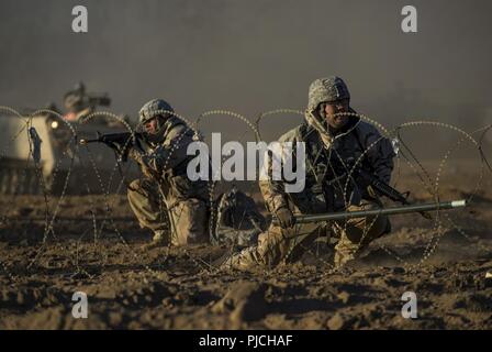 Ingénieur de combat ARMÉE Des soldats de la 350e compagnie du génie, de Bell, Californie, travailler sur une violation au cours d'un exercice d'entraînement de soutien au combat (CSTX) à Fort Hunter Liggett, Californie, le 22 juillet 2018. Cette rotation des CSTX traverse le mois de juillet, la formation de milliers de soldats de réserve de l'Armée américaine à partir d'une variété de fonctions pour inclure la police militaire, médicales, chimiques, de la logistique, transport et plus encore. Banque D'Images