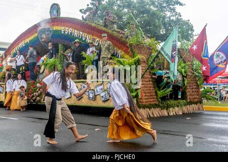 AGANA, Guam (21 juillet 2018) marins affectés à la 30e Régiment de construction navale (30 RCN) participer avec le Village de Barrigada et monter sur leurs flotter au cours de la 74e anniversaire de la fête de la libération. La bataille de Guam a commencé le 21 juillet 1944, lorsque les forces américaines ont envahi Guam pour le libérer de l'occupant japonais. Barrigada est la soeur de la RCN 30 Village, qui est un partenariat entre le village et la commande pour le service communautaire et les possibilités de diffusion externe. (Nous. Navy Banque D'Images