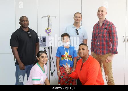 CAMP ARIFJAN, au Koweït - des soldats américains, de gauche, le Sgt. 1re classe Michael Lewis, SPC. DiCristofaro Maigen, le Capitaine Scott Beall, Master Sgt. Daniel Palerme et Capt Bryan Shivley posent avec Ahmad à NBK hôpitaux pour enfants le 10 juillet 2018. Soldats TFS donné de leur journée avec le Koweït Association pour la garde des enfants à l'hôpital (KACCH) la thérapie par le jeu par jour Groupe de travail la participation de la spartiate chaque soldat un ambassadeur du programme. Banque D'Images