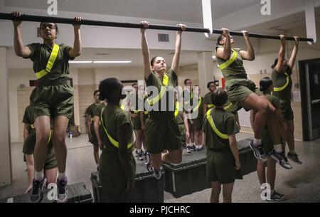 Avec les recrues du Corps des Marines des États-Unis, 4038 Peloton Papa Company, 4e Bataillon d'instruction des recrues, exécuter tirer-se lève lors de leur premier test sur Parris Island le 20 juillet 2018. Les conditions matérielles minimales pour femmes recrues à commencer la formation sont 44 craque en deux minutes, 1-up ou sans heure 15 pousées dans deux minutes, et une course de 2,4 km en 15 minutes. Aujourd'hui, environ 19 000 recrues proviennent à Parris Island annuellement pour l'occasion de devenir des Marines américains en endurant 13 semaines de formation rigoureux, transformatrices. Parris Island est à la maison à l'entrée de gamme fait appel à la formation p 49 Banque D'Images