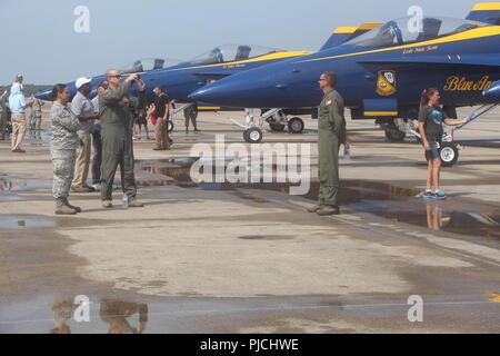 L'invitons les Blue Angels de la Garde nationale du Mississippi et leurs familles d'examiner de près leur F/A-18 Hornet avions à la préparation au combat au Centre - Centre d'aviateurs de bataille à Gulfport, Mississippi, le 20 juillet 2018. Le Blue Angels basé leur 'Blues sur Biloxi Air Show' de la CRTC-BAC. Le spectacle a eu lieu deux jours, les 21 et 22 juillet sur la plage de Biloxi. Banque D'Images