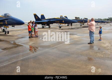 L'invitons les Blue Angels de la Garde nationale du Mississippi et leurs familles de prendre un regard étroit à leur F/A-18 Hornet à la préparation au combat au Centre- Centre d'aviateurs de bataille à Gulfport, Mississippi, le 20 juillet 2018. Le Blue Angels basé leur 'Blues sur Biloxi' Air Show au CRTC-BAC. L'événement a eu lieu les 21 et 22 juillet, deux sur la plage de Biloxi. Banque D'Images