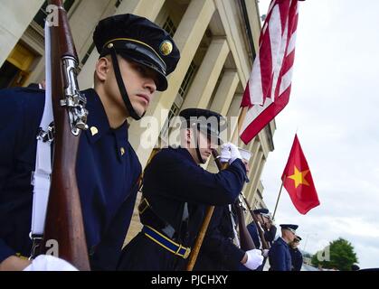 Le sous-secrétaire américain de la Défense Patrick M. Shanahan répond aux Vietnamiens avec le général Do Ba Ty, Vice-président de l'Assemblée nationale du Viêt Nam au Pentagone à Washington, D.C., le 23 juillet 2018. Banque D'Images