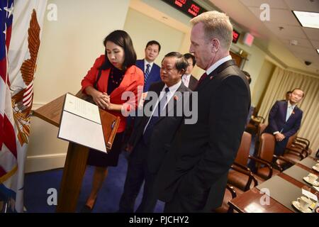 Le sous-secrétaire américain de la Défense Patrick M. Shanahan répond aux Vietnamiens avec le général Do Ba Ty, Vice-président de l'Assemblée nationale du Viêt Nam au Pentagone à Washington, D.C., le 23 juillet 2018. Banque D'Images